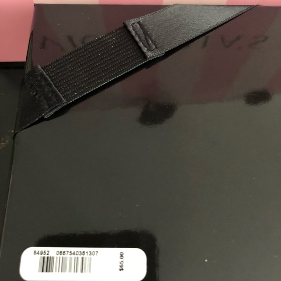 Victoria’s Secret Exclusive Jewelry Bag - Picture 8 of 8